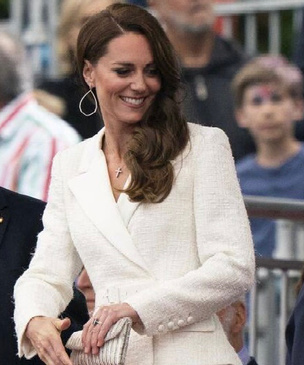 Белоснежный «костюм преемницы»: ослепительный и элегантный образ Кейт Миддлтон на юбилейном концерте королевы