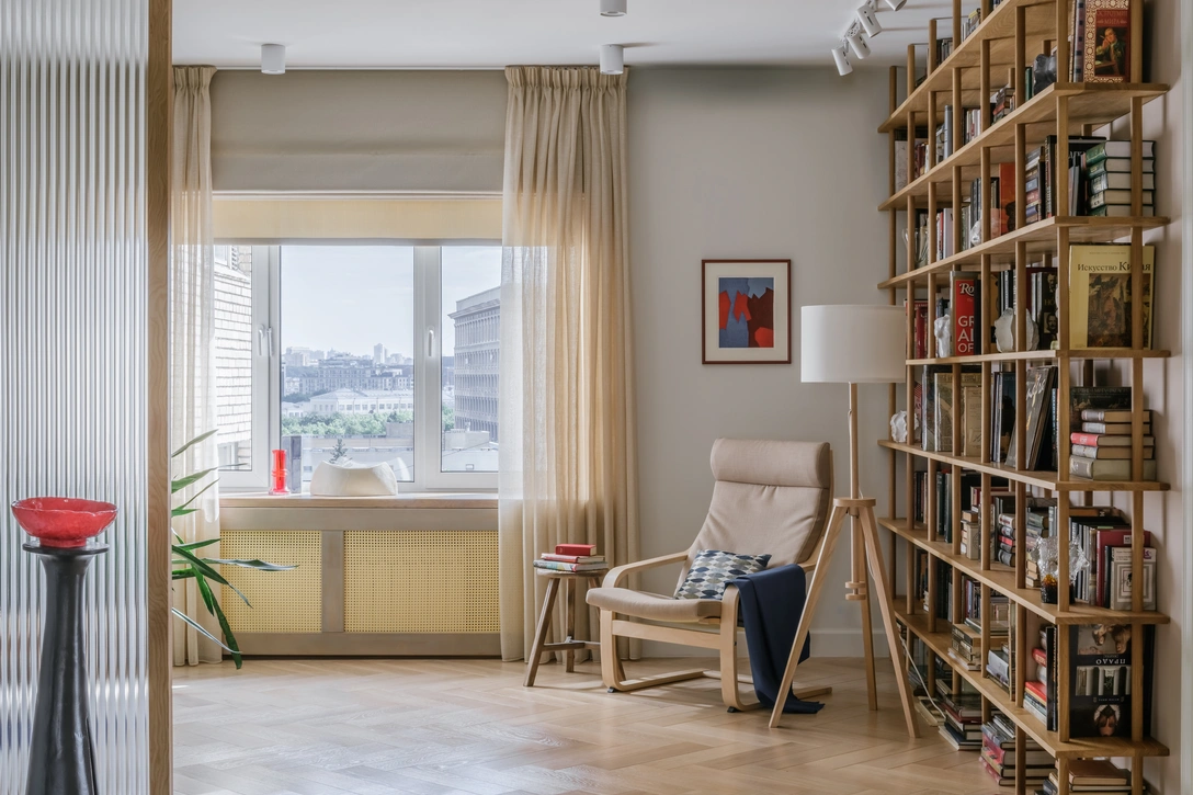 Гостиная. Кресло, ИКЕА. Декоративная подушка и плед выполнены по дизайну Натальи Ягофаровой. Литография Composition Сергея Полякова. На окне — красная ваза, винтаж, Retronord. Керамическое блюдо-ваза, Ceramum. | Источник: Михаил Чекалов. стиль: Наталья Ягофарова