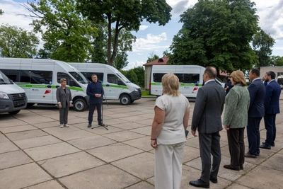 Автобусы-шаттлы пополнили автопарк медучреждений Псковской области