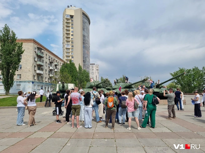 Внимание туристов привлекает техника у музея-панорамы | Источник: Мария Умнова / V1.RU