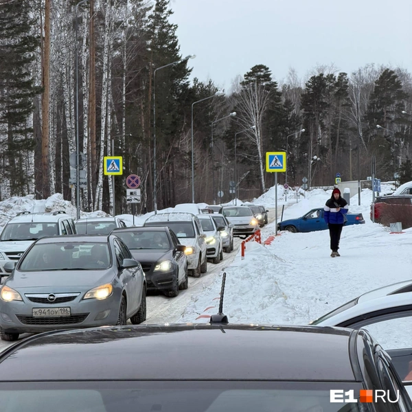 В Екатеринбурге жильцы целого района застряли на одном месте из-за армии автохамов | Источник: читатель E1.RU