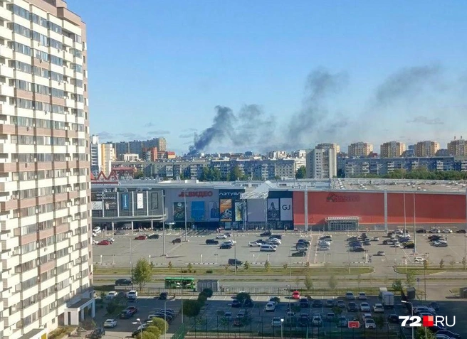 Дым заметен с разных районов города | Источник: читатель 72.RU