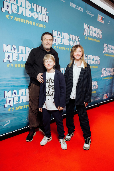 Прилучный с детьми на спорте, Асмус с дочкой в джинсах: звезды на премьере «Мальчика-дельфина»