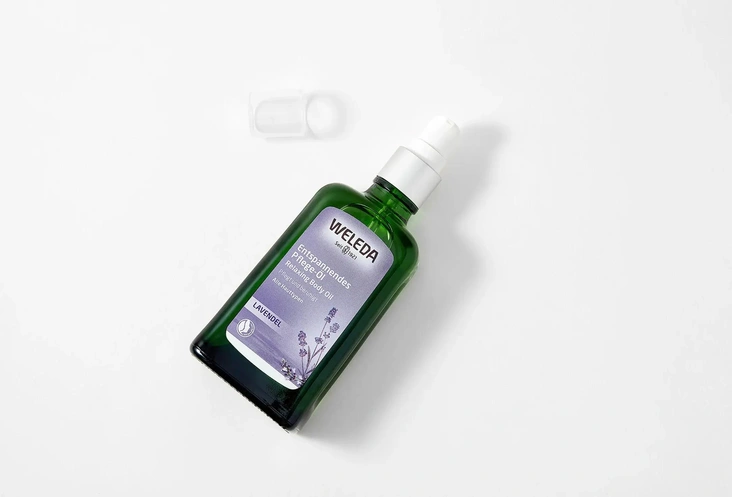 Масло расслабляющее с лавандой Weleda Lavender Relaxing Body OilЛавандовое масло Weleda хорошо работает как вечерний ритуал: смягчает кожу, помогает снять мышечное и эмоциональное напряжение и за счет аромата лаванды настраивает на спокойный сон. Формула с маслами миндаля и кунжута питает и выравнивает кожу, уменьшает ощущение сухости, а при использовании после душа или в теплой ванне масло дает тот самый эффект «spa дома».
