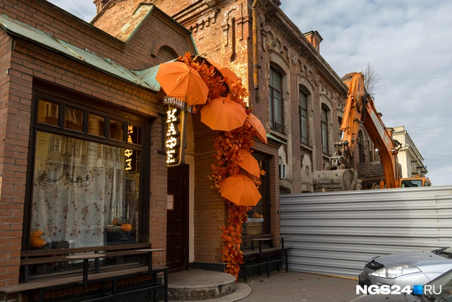 Думается, что именно селфи выйдет красивым…потому что там будете вы на фоне зонтиков, а не строительный забор | Источник: Мария Ленц / NGS24.RU