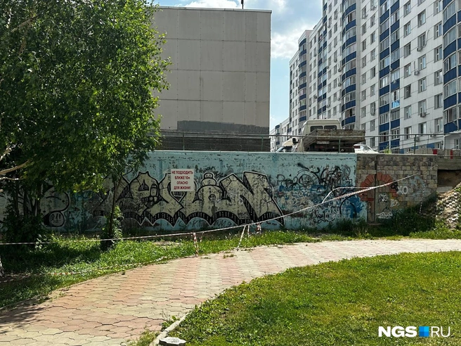 На подпорной стене уже появились табличка, на ней указано к конструкции нельзя подходить ближе 10 метров | Источник: читатель НГС Иван