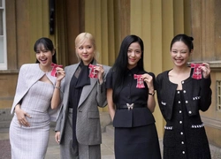 Группа Blackpink получила Орден Британской империи из рук короля Карла lll