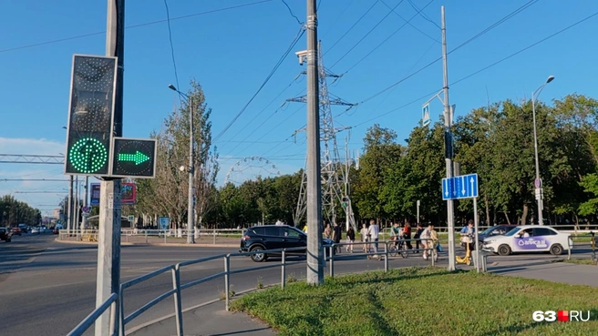 Пешеходы переходят улицу Советской Армии, а с Московского шоссе в это время можно свернуть, пропустив их | Источник: Алексей Ногинский / 63.RU