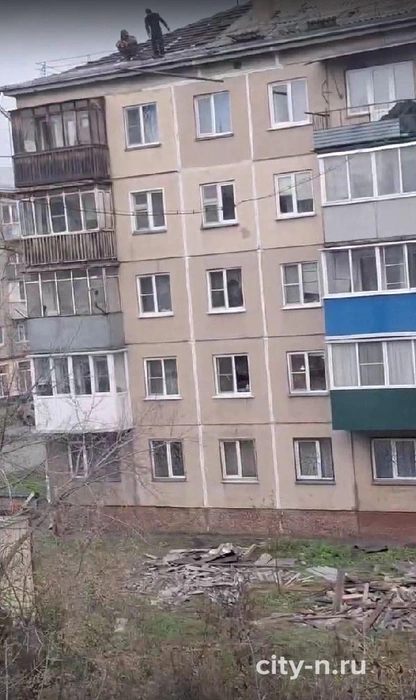 Пешеходы продолжают перемещаться в зоне, куда с пятого этажа падают тяжелые предметы | Источник: www.city-n.ru