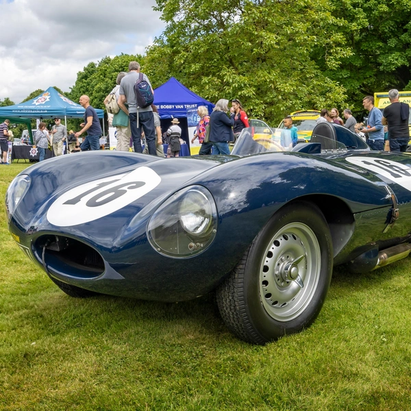 Классический Jaguar D Type 1955 года в доме барабанщика Pink Floyd Ника Мейсона, Middlewick House, Коршам, Уилтшир, Великобритания, 8 июня 2024 года | Источник: Nigel Jarvis/Shutterstock/Fotodom.ru