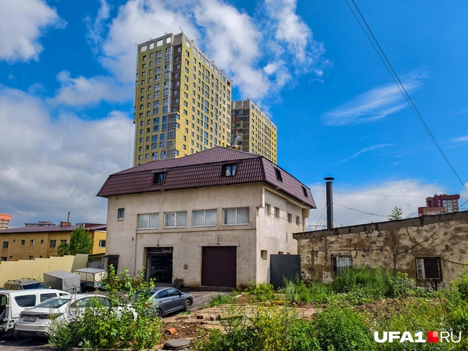 Шиномонтаж прямо на парковке у дома | Источник: Булат Салихов / UFA1.RU