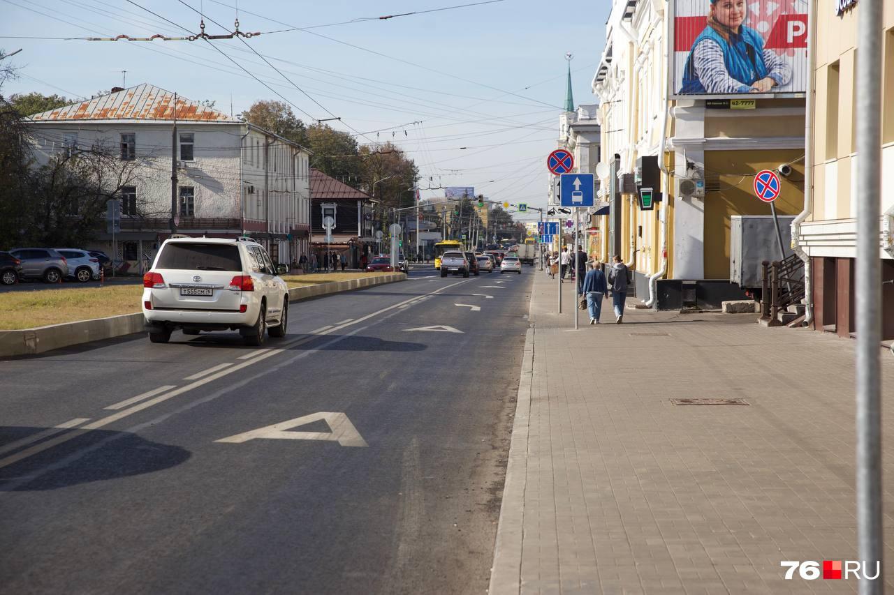 Теперь будут штрафовать: в Ярославле запретили парковку на центральной улице