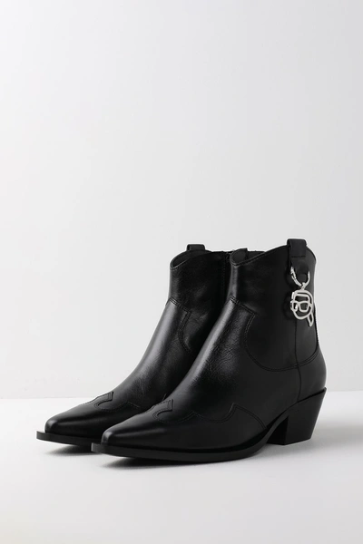 Вне офиса: как деловой стиль стал частью повседневной моды и культуры