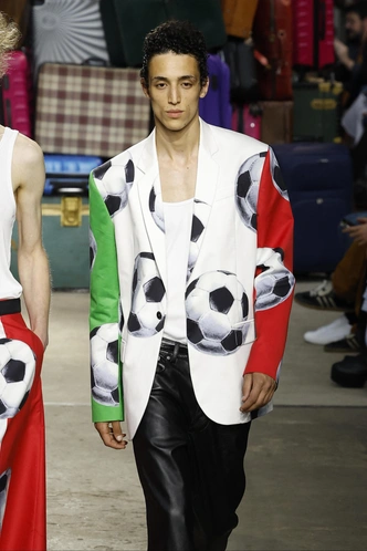 Moschino ss25 | Источник: Legion Media