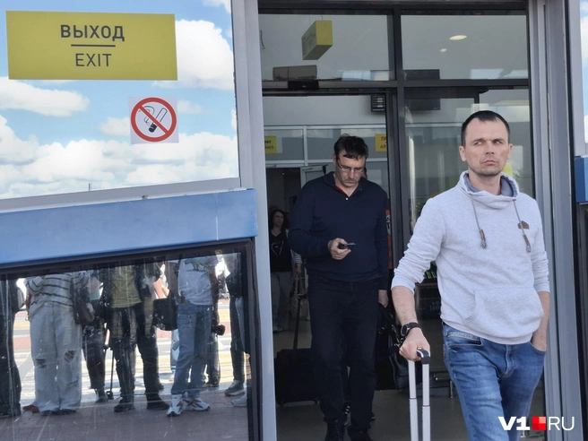 Скопление людей у выхода из терминала вызывало подозрительные взгляды у тех, кто прибыл в одном самолете с членами сборной | Источник: Тимофей Крылов / V1.RU