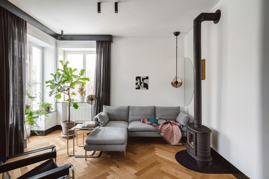 Черно-белая квартира в Варшаве по мотивам Баухауса | Источник: Ханна Половчинская