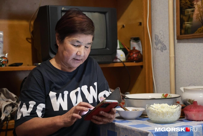 Телевизору женщина предпочитает телефон и смотрит ролики. Чаще о спецоперации | Источник: Наталья Черепанова / MGORSK.RU