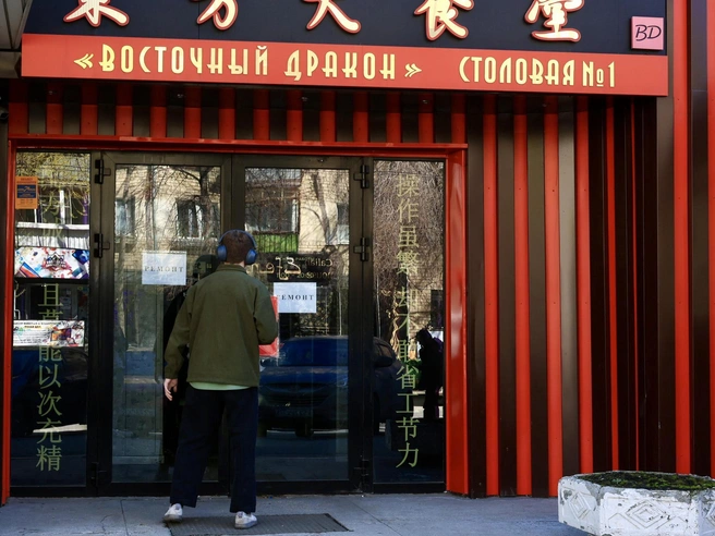 Двери заведения закрыты, однако посетители продолжают подходить. | Источник: Михаил Шилкин