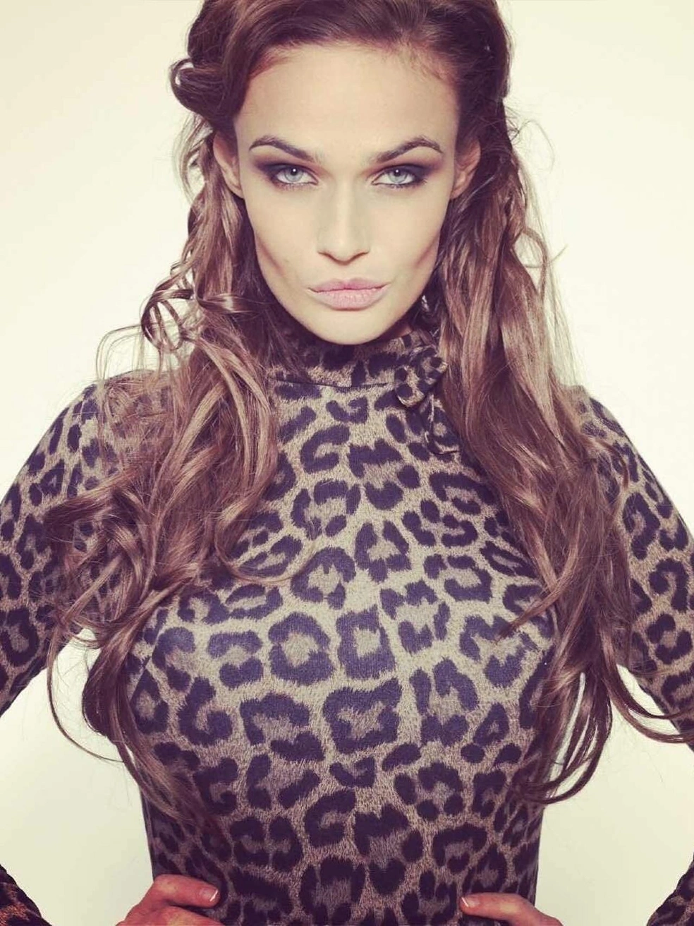 Алена Водонаева родилась в Тюмени в 1982 году, когда ее родителям было по 20 лет. Кстати, по документам будущая звезда — Елена | Источник:  alenavodonaeva/Instagram (запрещен на территории РФ)