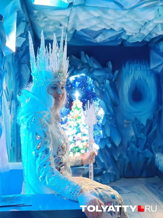 Выглядит королева совсем не грозно, а вот ее трон немного опасный | Источник: Юлия Дроглева