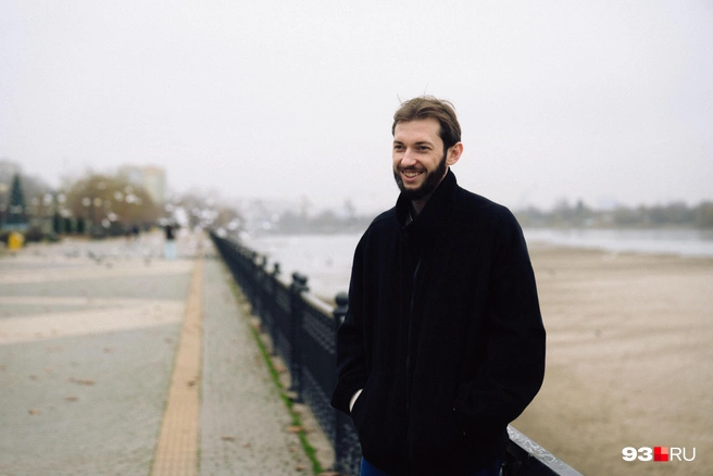 Андрей — православный христианин, но тоже хочет сохранить набережную | Источник: Дарья Паращенко / 93.RU