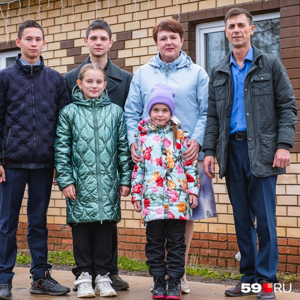 Когда мы уезжали, все, кто был дома, вышли нас проводить. А мы их сфотографировали | Источник: Тимофей Калмаков / 59.RU