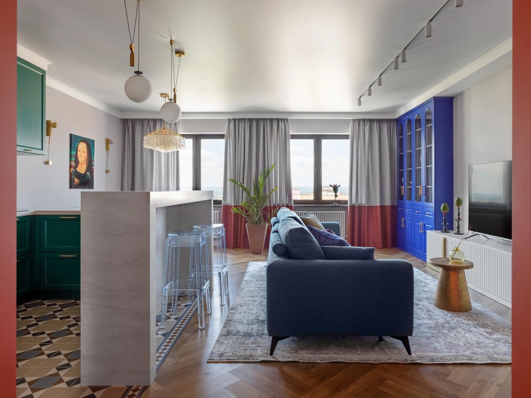 На полу в гостиной — кварц-винил, Fargo. В зоне кухни — керамогранит, Peronda. Краска, San Marco. | Источник: Дарья Копылова