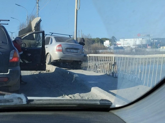 Автомобиль заскочил на тротуар, перегородив его  | Источник: ЧП / ДТП Златоуст / Vk.com