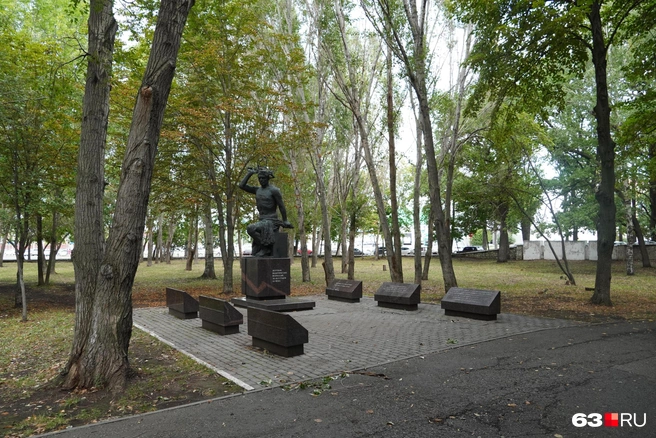 Памятник не сразу можно найти в глубине парка | Источник: Алексей Ногинский / 63.RU