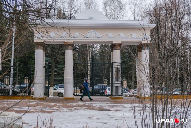 Спустя месяц после открытия обновленного сада с входной аркой начало происходить что-то неладное | Источник: Булат Салихов