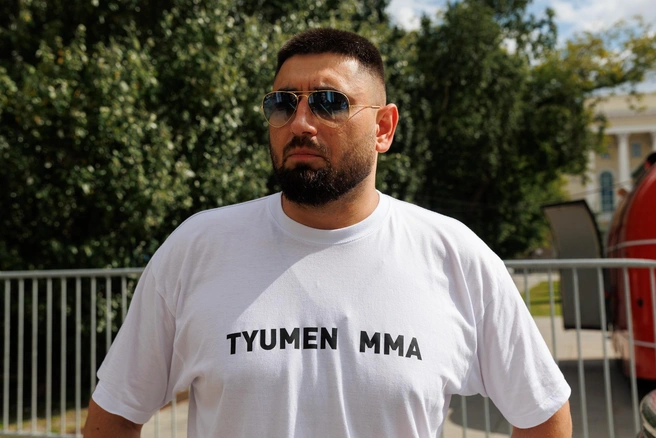 Ведущий турнира — президент Федерации ММА Тюменской области Богдан Головков | Источник: Ирина Шарова