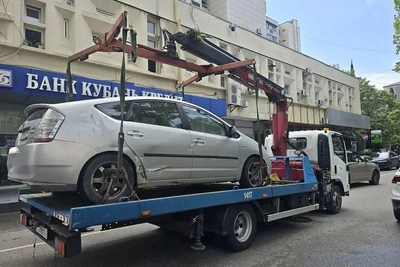 17 автомобилей эвакуировали в центре Сочи