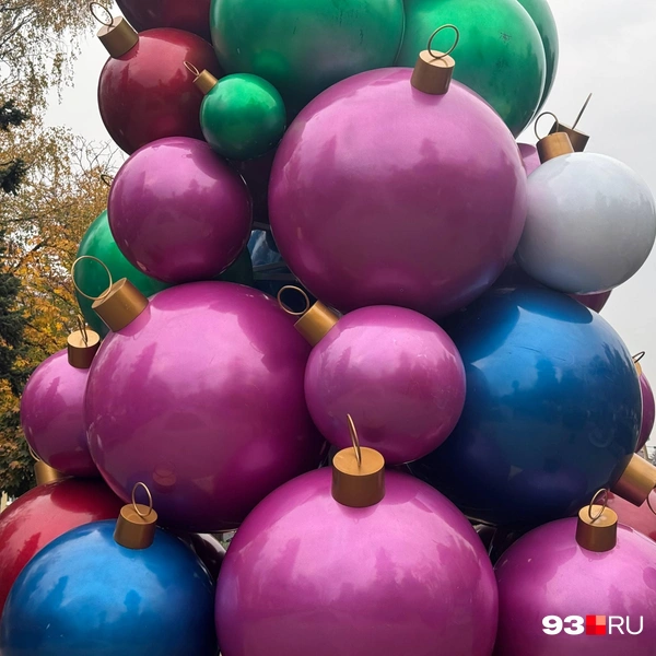 Елка в виде новогодних шаров находится перед Триумфальной аркой | Источник: Дарья Паращенко / 93.RU