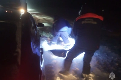 Туристы из Монголии застряли на алтайской трассе из-за снега