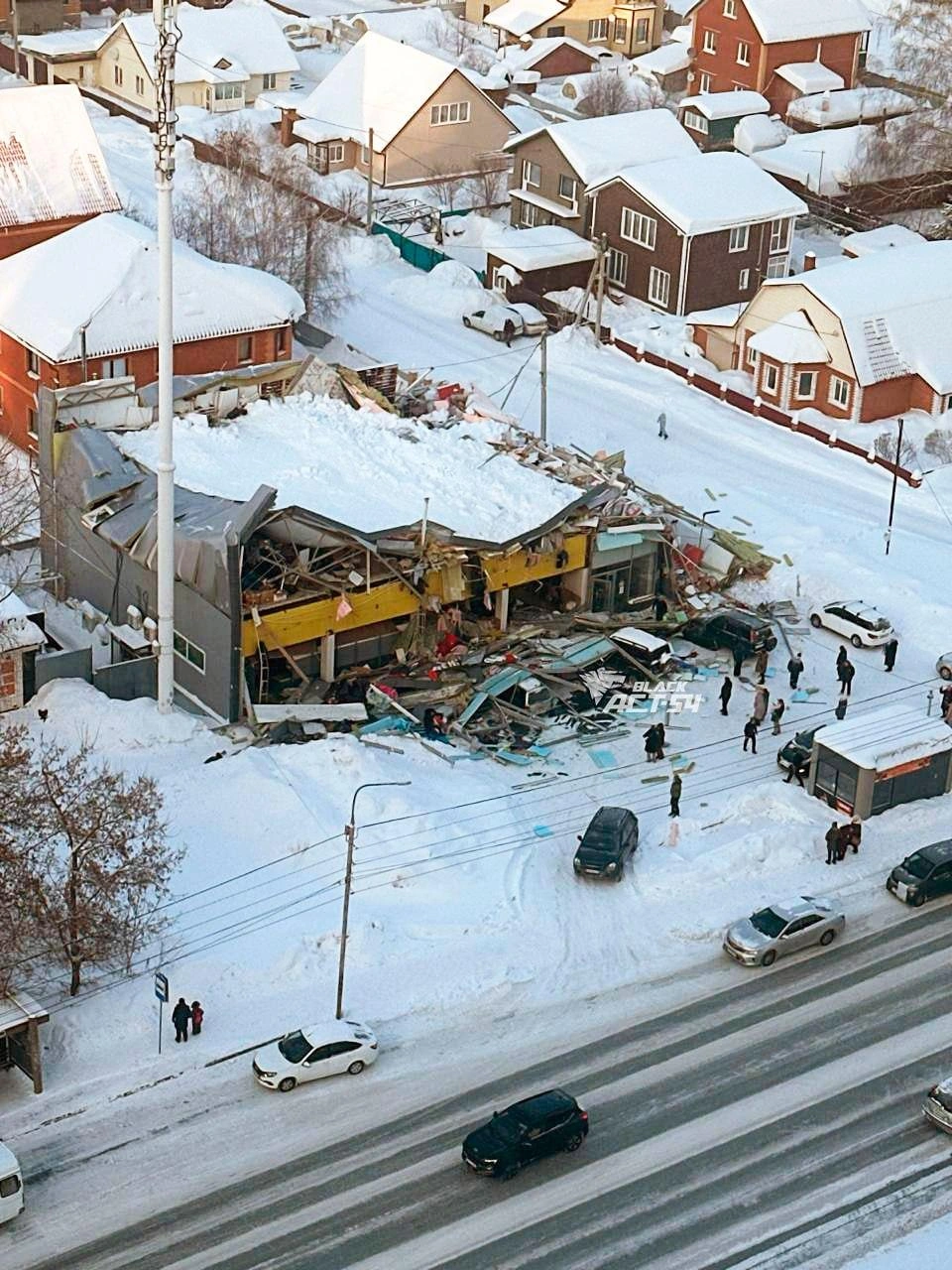 Обрушение повредило несколько припаркованных автомобилей | Источник: «АСТ-54 Black» / Телеграм