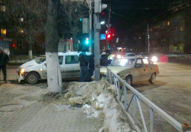 На улице Есенина столкнулись Daewoo и «Лада» | ya62.ru