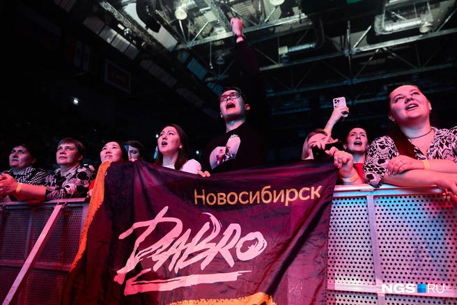 Счастливый обладатель тамбурина прямо по центру  | Источник: Александр Ощепков / NGS.RU 