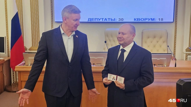 Дмитрий Фролов вручил удостоверение Валерию Державину | Источник: Дарья Никитченко / 45.RU