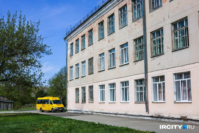Сейчас у школы есть шесть автобусов, на которых в школу привозят детей из отдаленных частей поселка. Если новую школу построят в районе «Хлебной базы», понадобится 29 единиц транспорта | Источник: Ксения Филимонова / «ИрСити»