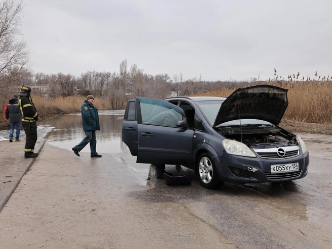 Стоимость ремонта автомобиля Opel, попавшего в затопление, оценить крайне сложно. | Источник: Алексей Волхонский / V1.RU