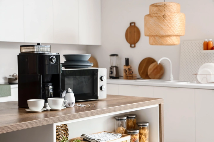 Они потребляют энергию, даже когда не работают: 5 приборов, которые нужно выключать из розеток на ночь | Источник: Shutterstock/Fotodom.ru