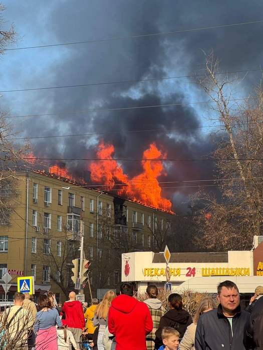 В Москве два мощных пожара: горят строящийся ЖК премиум-класса и кровля жилого дома | Источник: MSK1.RU