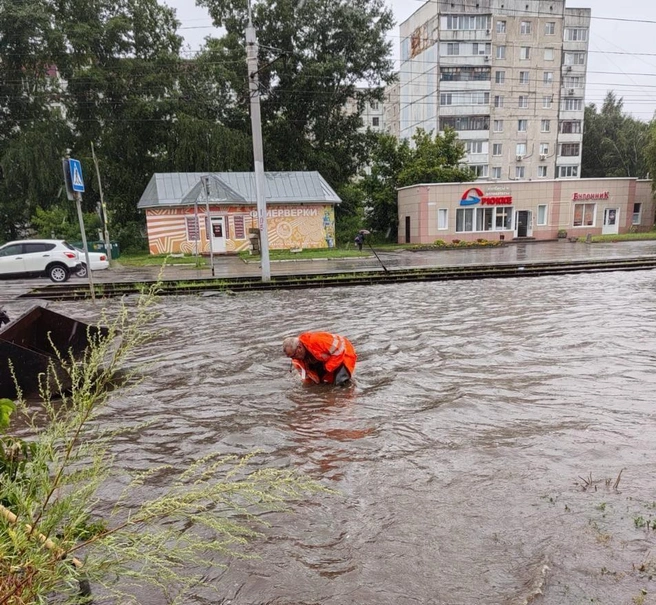 Сейчас ведется очистка ливнеприемных решеток | Источник: Автодорстрой