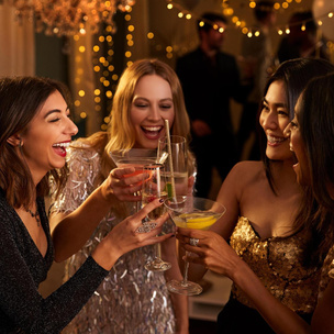 Чем заменить шампанское на Новый год: 8 коктейлей, от которых ваши гости будут в восторге