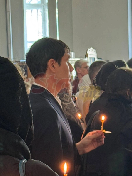 Писатель держится в стороне и почти ничего не говорит 