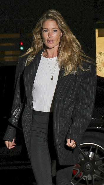 Поразила всех: Даутцен Крус надела скинни и показала идеальные стройные ноги от ушей | marieclaire.ru