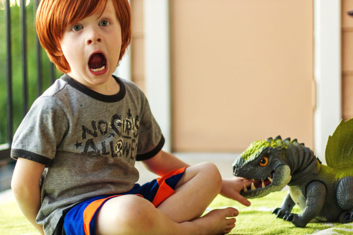 Ребенок и динозавр