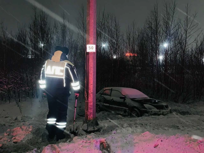 Фонарный столб, в который врезался автомобиль. | Источник: ГИБДД по Свердловской области
