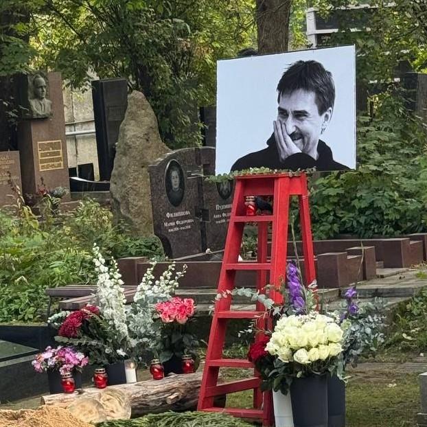 Юрия Бутусова хоронят в Москве спустя полтора месяца после смерти — онлайн-трансляция