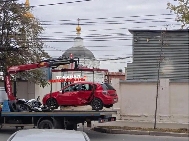 В Рязани мотоциклист врезался в автомобиль возле Центрального рынка | Источник: Telegram-канал «Топор Рязань»